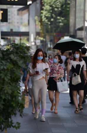 浅灰色瑜伽女孩
