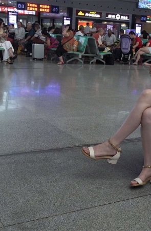 连衣裙凉高跟玉足美眉