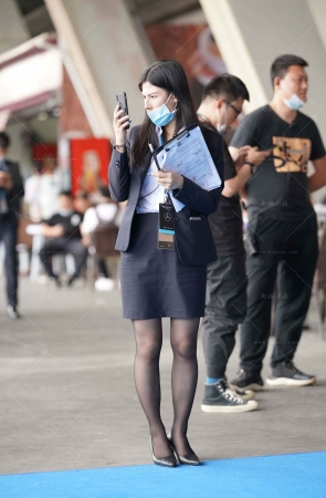 卖大奔的黑色丝工装美女