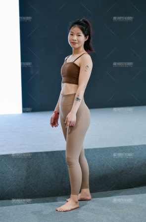 腼腆舒展优美瑜伽美女