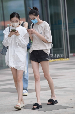 22828-21+51裸腿女生 15P