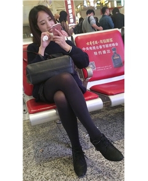 4k-高铁站偶遇极品黑丝小萝莉，颜值超高。