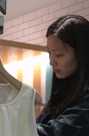 商场穿鞋子的高跟美女