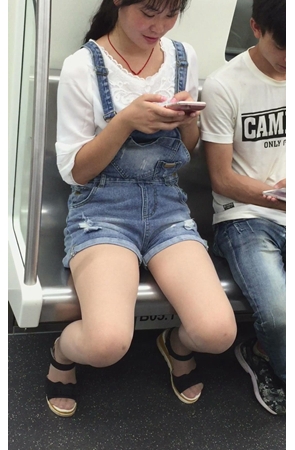 地铁偶遇吊带牛仔热裤文静小美女