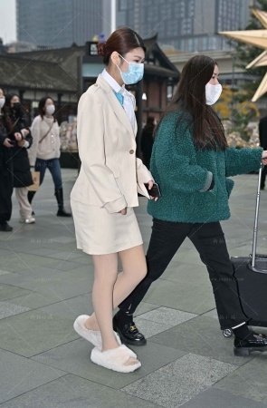 毛毛拖鞋的小姐姐