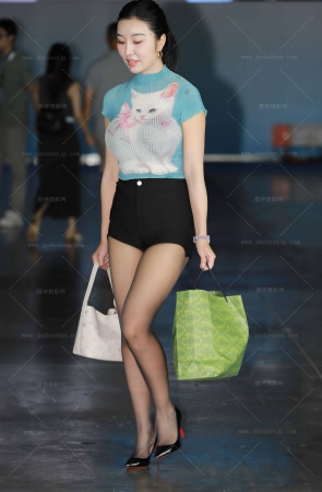 黑丝韵味网红-刘香【套图➕视频】 8P