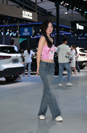 在直播的甜美小姐姐