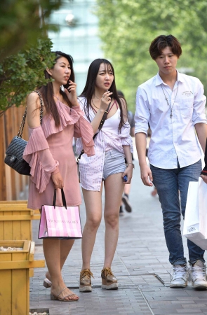 街拍蜜桃臀超短紧身热裤姑娘