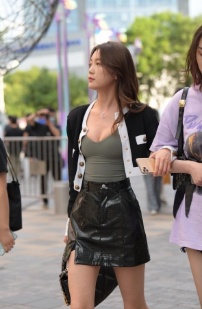 黑色皮裙时尚美女