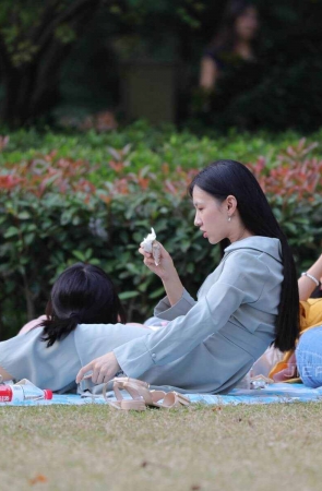 玩耍的两位美少女