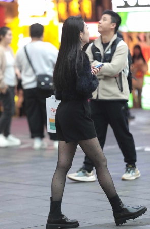 黑丝街拍少妇