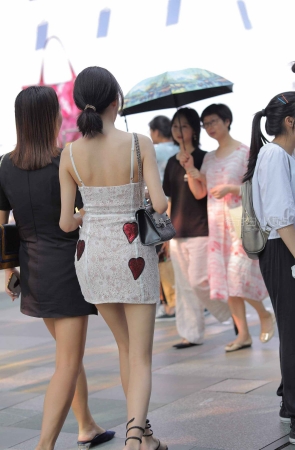 街拍吊带小短裙美姐