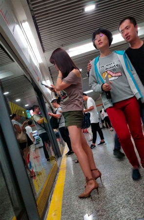 街拍灰色T恤热裤极品美女