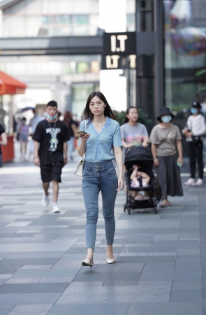 紧身牛仔裤 彰显好身材