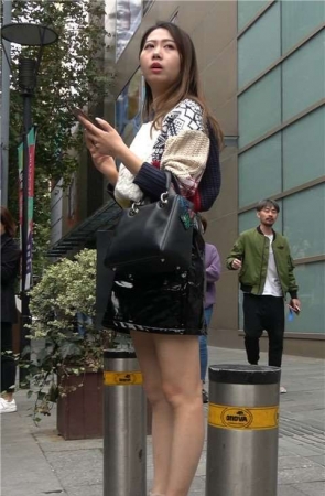 4K – 街拍皮裙性感美腿美女