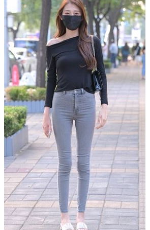 苗条的紧身牛仔裤美女(136P)