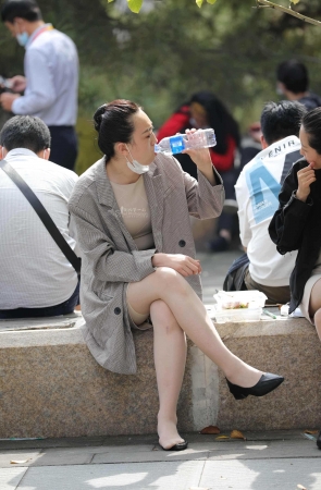 车展礼仪肉 丝休息区街拍挑鞋脱鞋歇歇