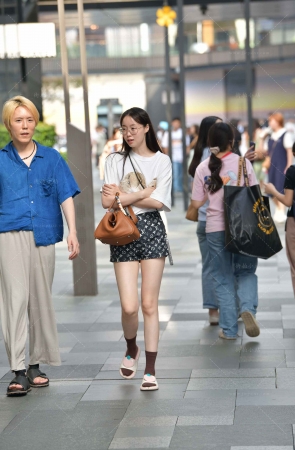 街拍穿拖鞋的眼镜妹