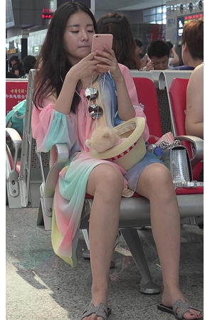 漂亮的彩色裙子美女