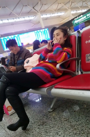 车站拍摄彩虹毛衣连衣裙黑色高筒皮鞋长腿妹子