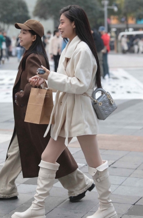 丝袜街拍少妇