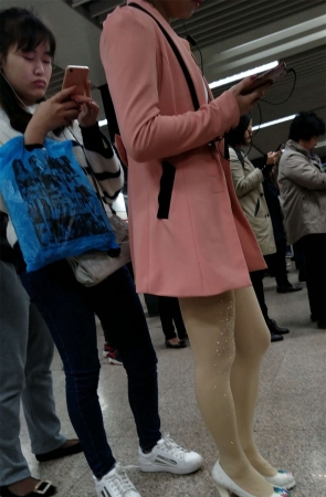 粉红外套肉色丝袜白色高跟漂亮美少妇