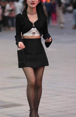 黑丝街拍短裙妹子