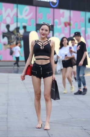 巧遇超短热裤性感美女