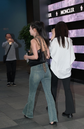 润臀紧身牛仔裤小姐姐