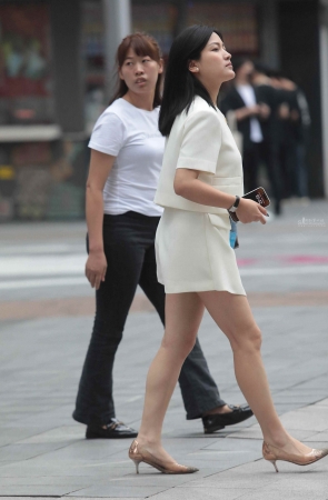 高跟街拍少妇