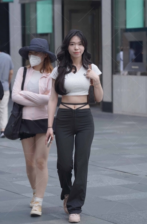 街拍黑色长裤美眉