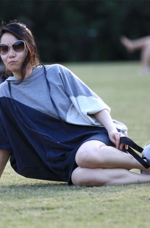 No987 墨镜女孩的无瑕素足，光洁的足底很受用