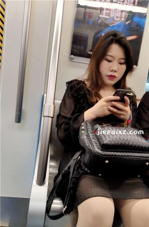 街拍性感肉丝美女 [518 MB/mp4]