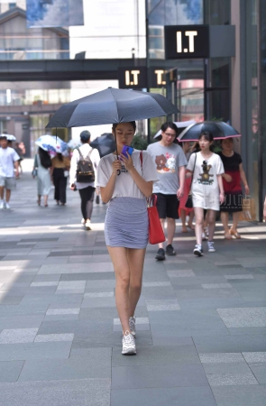 打伞的短裙妹子