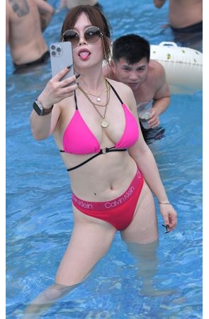 爱自拍的性感泳装美女(34P)