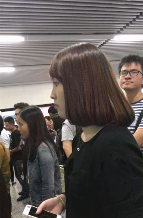 地铁站极品性感白裤大美女