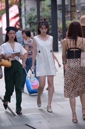 街拍白裙时尚美女