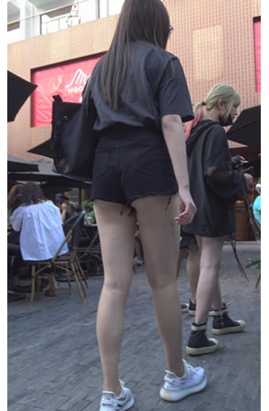 黑色热裤月牙小姐姐