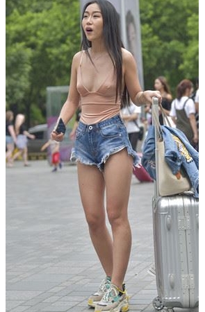 吊带低胸小姐姐(27P)