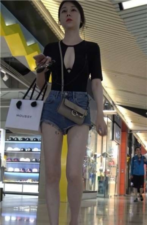 4k-苗条身材性感大开背超短热裤美女（下）[1.89 GB]