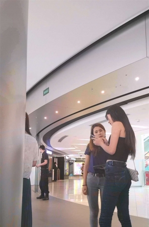 苹果商店蓝色紧身牛仔裤极品长发美女