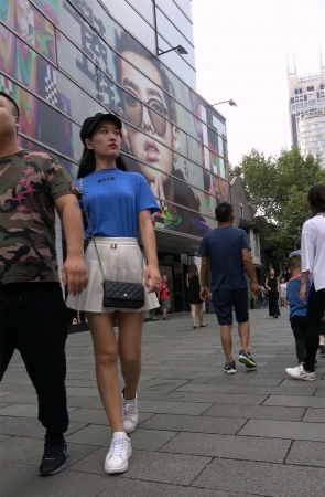 蓝色T恤白色小短裙美女