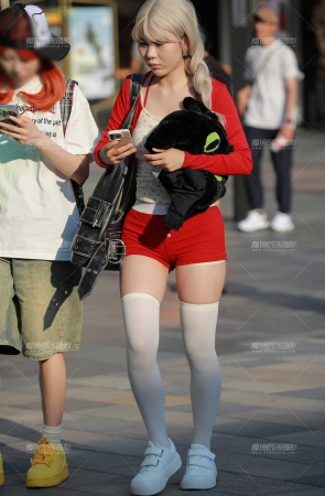 红色热裤美女