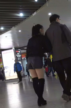 皮裤美腿街拍美女两位