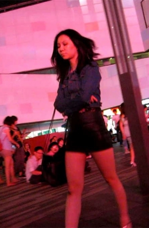 膝盖伤痕累累的包臀短裙美女