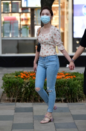 气质牛仔裤美女