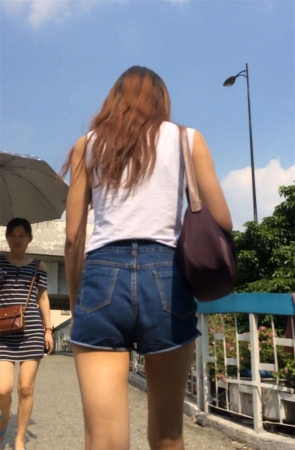 牛仔短裤走着很好看