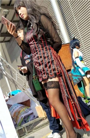 4K-玩cosplay的街拍黑丝美腿少女
