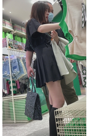 黑色百褶裙美女