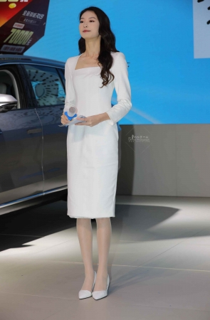 【街拍心灵】车展主持人肉丝街拍高跟休息时肉丝踩拖鞋